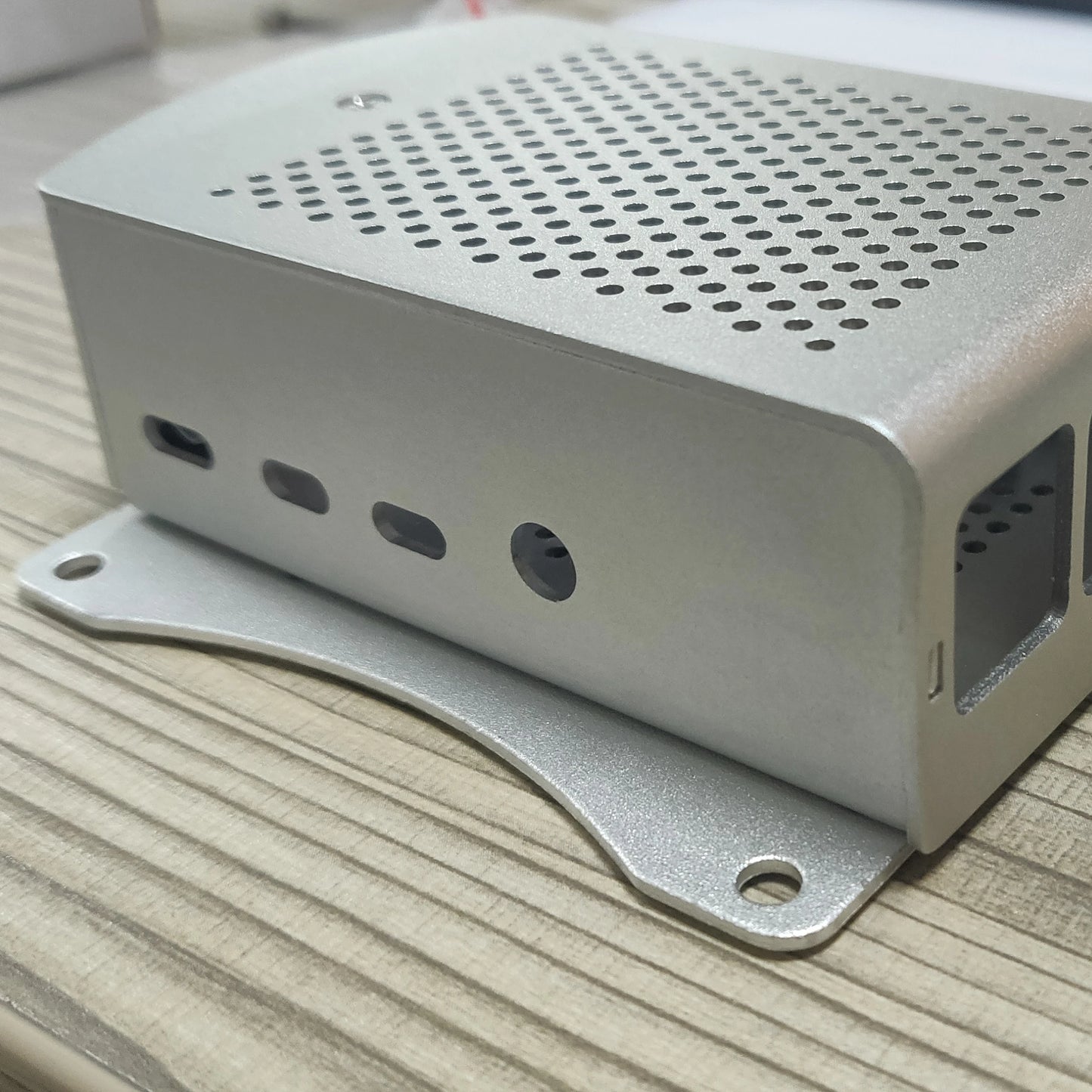 Custom Lonten on stock Aluminum Case Box with high efficient cooling for Raspberry Pi 4- pinup on the wall Manufacturer