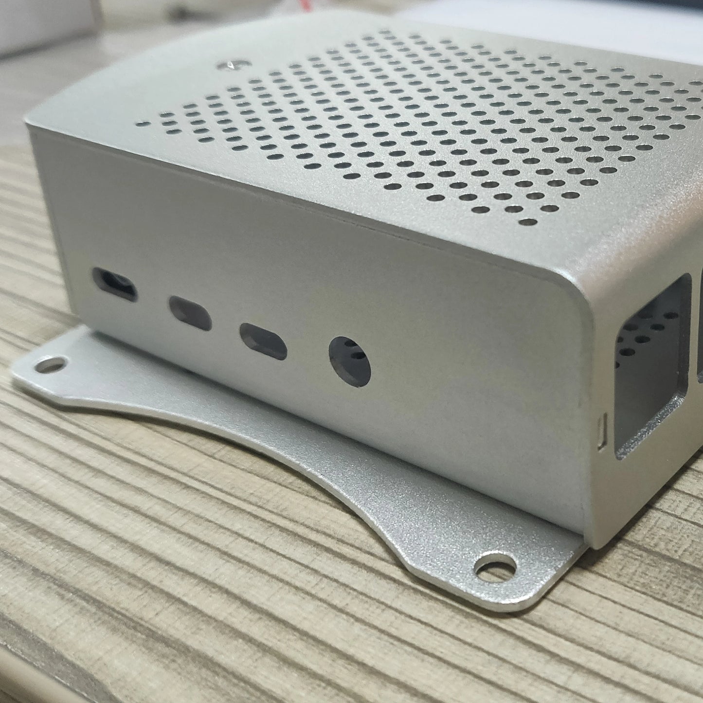 Custom Lonten on stock  Aluminum Case Box with high efficient cooling for Raspberry Pi 4- pinup on the wall Manufacturer